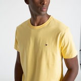 Camiseta Tommy Hilfiger Básica Amarelo Claro - Etiqueta CE